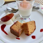 プロヴァンスの日曜日 - シェフおすすめランチコース(\1,850)　パティシエ特製、季節のデザート　キャラメルと杏のケーキ、杏仁プリン・桃のコンポート