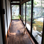 古材の森 - トイレに向かう廊下です。お庭も凄かった！