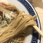 中華そば 竹むら - 全粒粉入りの麺。ストレートで文句なく旨い。