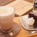 CAFE うさもも - 今日のおまかせデザート「くるみ入りガトーショコラ」とチョコくるみラテ