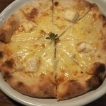 雪詩慕雲 - ４種のチーズとハチミツのピザ。
