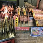 Nihonkai Fisshamanzu Kepu Hamayaki Kona - 海鮮の串焼きが多数