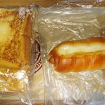 ピーターパン - 左フレンチトースト180円(税抜)２枚入りになりました　右はウインナーロール210円(税抜)