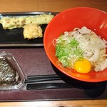 Udon Tsurukoshi - 肉玉うどん（599円）、おにぎり（鮭）（160円）、鶏もも肉の天ぷら（110円）、ちくわの磯辺揚げ（130円）