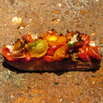 Erre - 「目覚め - 土の皿 -」発酵トマトのクレマ カンタブリア産アンチョビ、チャバッタのクロスティーニ 神戸のミニトマトのセミドライ 山椒のオイル バジル