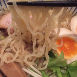 JAZZ麺 2.7 - 麺のアップ。細麺と中太麺から選べて、これは中太麺！