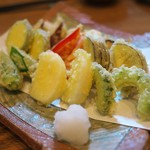 蕎や 月心 - 野菜の天ぷら盛り合わせ。とても盛り付けのセンスがいい、そして油がとてもきれいなお味。