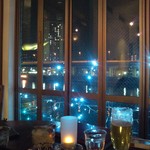 カフェ　ムルソー - 窓際の席からの夜景。