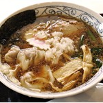 Chuukasobasemmontem menraku - ワンタン麺　750円　鶏の旨味がぎゅぎゅっと詰まった一杯です。