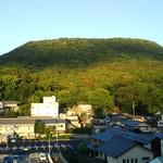 こんぴら温泉湯元八千代 - 窓から朝    左側中央のが金比羅神社