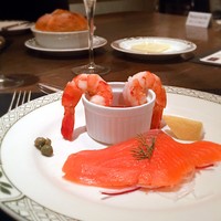 ロウリーズ・ザ・プライムリブ 恵比寿ガーデンプレイス店 - スモークサーモン＆シュリンプカクテル