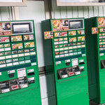 一蘭 - 3つある券売機。並んでいてもスグに自分の順番きます。