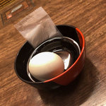 一蘭 - 「半熟塩ゆでたまご」。ムスメと来たら食べちゃう。