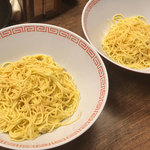 一蘭 - 左：替玉 190円、右：半替玉 130円。