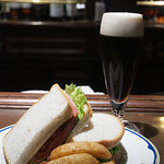 テディ・ルーズヴェルト・ラウンジ - パストラミのグラハムサンドウィッチ、フライドポテト添え