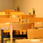 炭火串焼き 鶏料理 富所 - テーブル