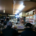 立ち呑み酒場 さくら - お客さん同士が譲り合ったりして新しい客にも居心地がいいんです。