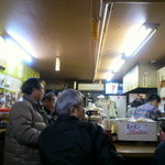 立ち呑み酒場 さくら - お客さん同士が譲り合ったりして新しい客にも居心地がいいんです。