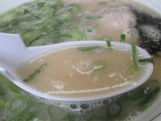 長浜ラーメンめんめん - 『普通に美味しい』と言ってしまえばそれまでですけど、24時間いつでも気軽に食べられそうな親しみやすさがあります。