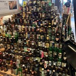 Sekaino Biru Hakubutsukan - 店頭には世界のビールの空きビン山積み