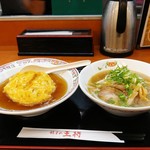 餃子の王将 - サービスランチ　キャベツ?天津飯＆豚骨醤油ラーメン　720円(税込)。