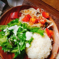Bistro Buzz 赤坂 - 日替わりメニュー　温豚しゃぶのトマトあえ　お水かフルーツウォーターがつきます