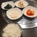 本場韓国家庭料理 柳 - ご飯とおかず。もう一品は後から出してくれました