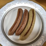 腸詰屋 - 左からスモークド・チョリソー（2本）、バリアンタハーブ