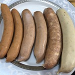 腸詰屋 - 全員集合！左からスモークド・チョリソー（2本）、グリーンペッパーソーセージ（2本）、フランクフルターヴルスト、バリアンタハーブ