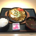 Sanchoume Apitagamagooriten - 目玉焼きそば定食
                      ６４０円