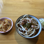 手打うどん 松屋 - てんこ盛りの刻みネギと揚げおきのタマネギ天