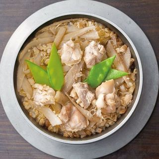 [Kamameshi (rice cooked in a pot) full of specialties]