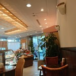 BELLBE - 店内の奥まった場所にイートインスペースが。駅近で、ゆったり過ごせる貴重な場所かと。