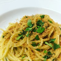 スパゲッティ アンチョビのペペロンチーノ パン粉がけ