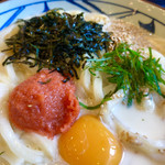 丸亀製麺 - クリームスープに明太ペーストに卵黄,青紫蘇,刻み海苔に白ごまが振り掛けられ