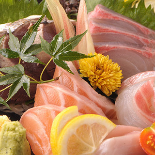 新鮮な鮮魚のお造りと脂がのった干物は、日本酒と相性良し◎
