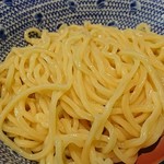 中華蕎麦 金魚 - 麺は、中太ストレート多加水麺です。透き通っているかのような質感です。女性に例えるなら「健康的な美人さん」ですね。