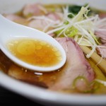 手打 焔 - スープはオイリー