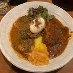 SPICY CURRY 魯珈 - 2種カレー(ムスリム式骨付きビーフカレー、ゴーヤと豚バラのすぱいしーカレー)＋るうろう煮玉子 