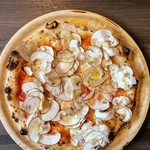 フィオーレ ピザ ダイニング & バー - 北海道産十勝マッシュルームと香るポルチーニPizza