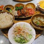 シンガポール 海南鶏飯 - 「海南鶏飯セット」の蒸しと揚げのハーフ&アンドハーフ