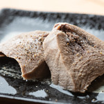 炭火焼ホルモン まんてん - ゆでタン