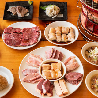 Courses featuring popular items like boiled beef, assorted offal, and simmered tripe are available.