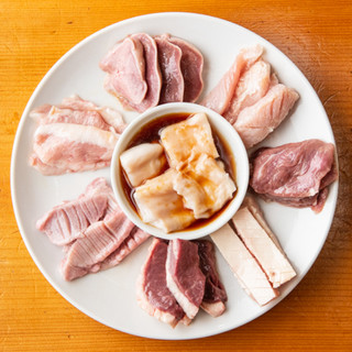 "Shibaura Market, known as the 'Tsukiji of Meat': Be sure to try the fresh offal with salt!"