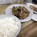 Kazusaya - 肉野菜炒め820円肉大盛り200円ニンニクなしニラ餃子4個450円の全景となります。