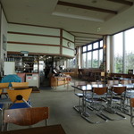 レストラン山頂 - 広めの店内です