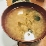 とこだい精肉店 - 味噌汁！ワカメと豆腐だけとシンプルだがコクがある！