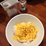 永斗麺 - チーズリゾット（ラーメンスープと、後ろにある玉葱や胡椒をかけて完成）