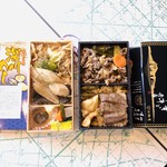 Ekibenya - （右）神戸のすき焼きとステーキ弁当¥1200 （左）深川めし¥900