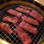 丑舎 格之進 - 門崎熟成肉を焼いています